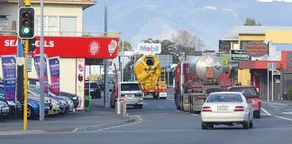 A clearway at the lights in Tahunanui. Photo: Sinead Ogilvie.