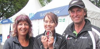 Nelson lawn bowler Amy Mcilroy with her bronze medal and parents Raewyn and Tim Brenton in Glasgow.