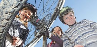 Gearing up for the Valley to View is Xanthe Robb, 8, left, Kirsten McGhie and Josh Churchill, 6. Photo: Andrew Board.